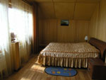 База отдыха Фрегат на Малом Море, Байкал. Спальня в номере люкс - бронирование без накруток